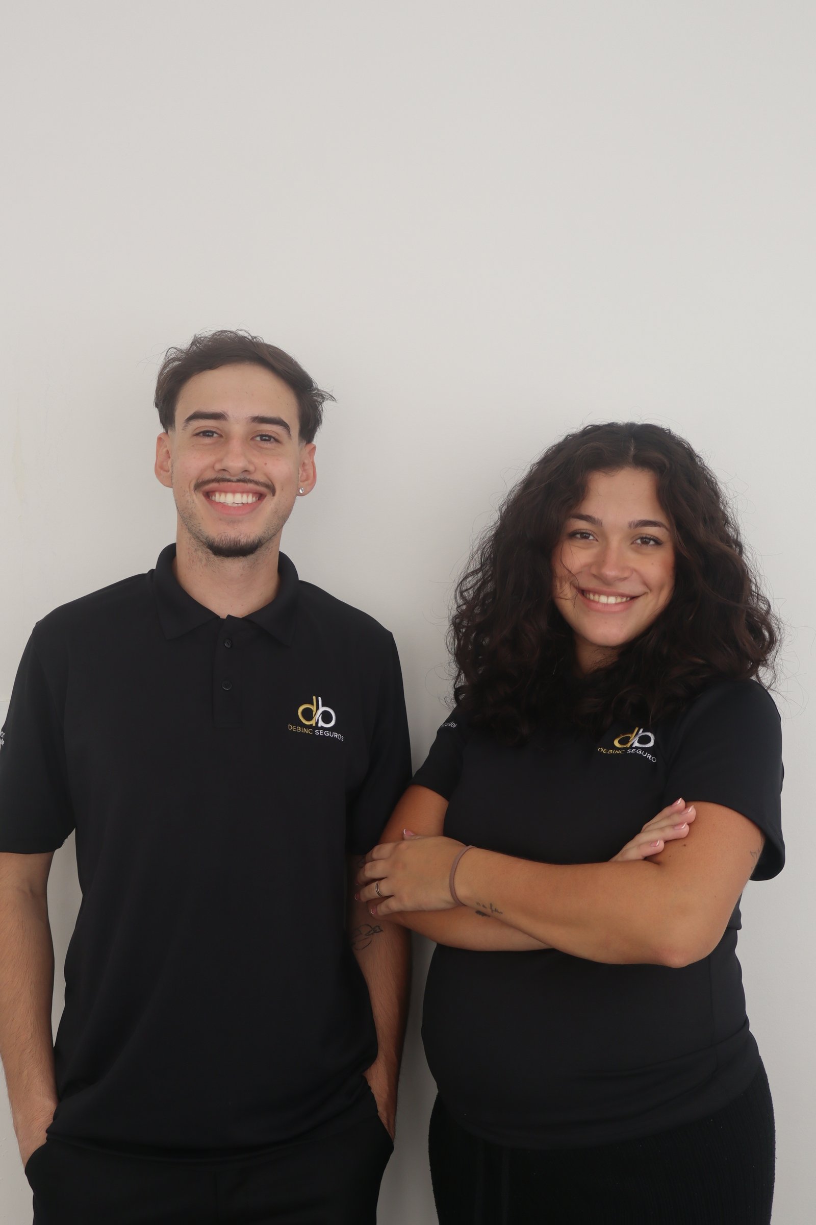 Denny e Bianca na sede da Debinc